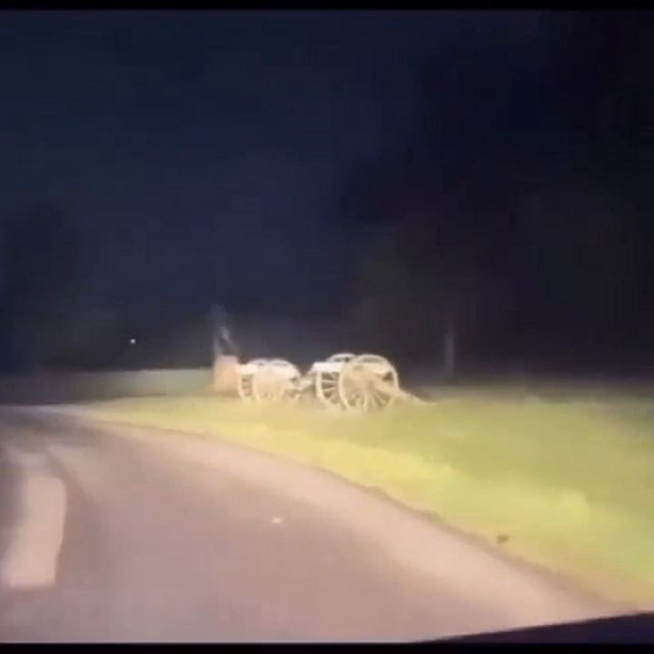 Formas fantasmales moviéndose alrededor del sitio histórico de Gettysburg