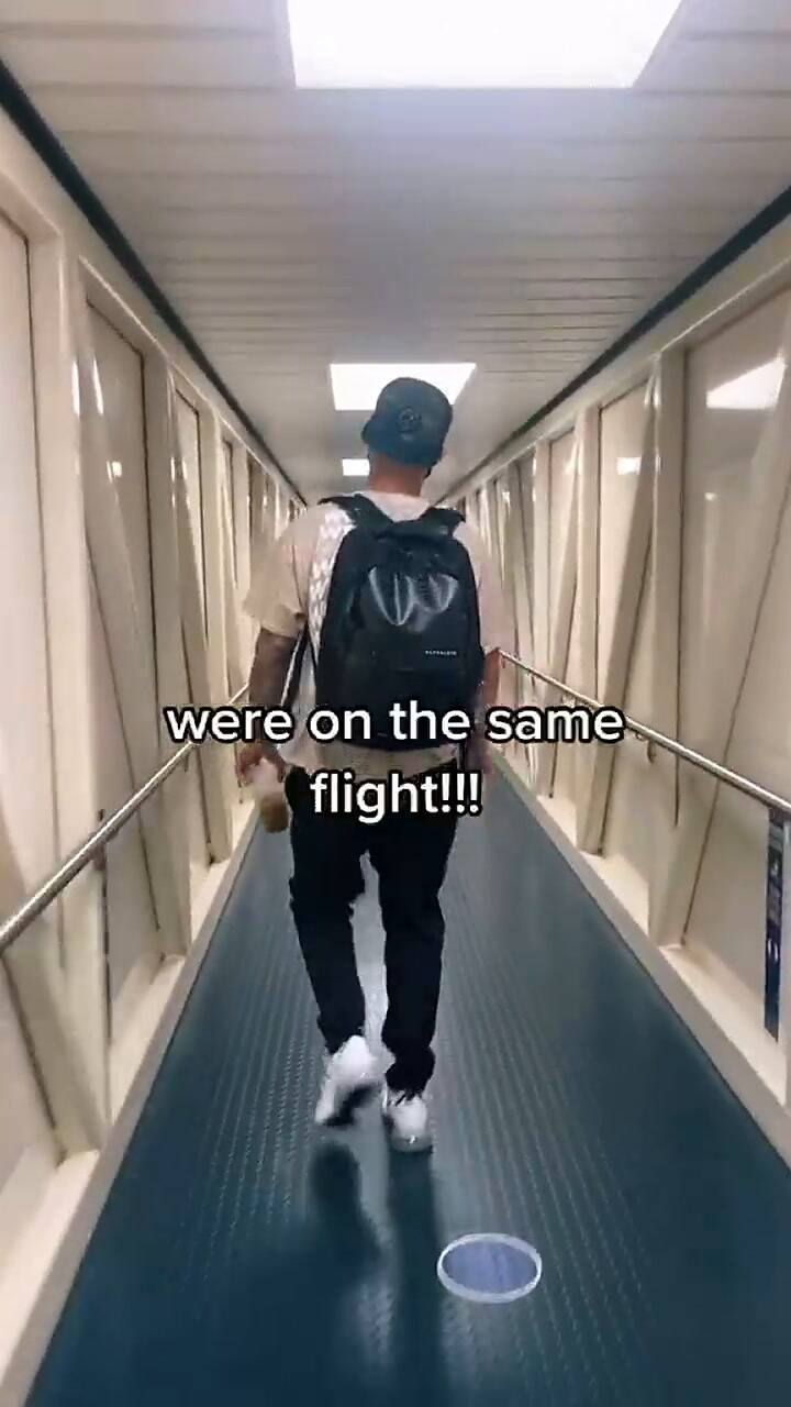 Una tiktoker compartió el momento en que se encontró con un joven atractivo en el aeropuerto