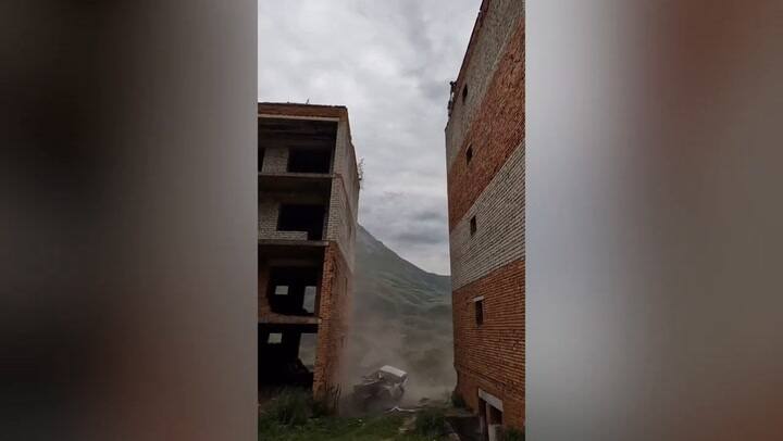 Falló en una prueba, cayó con su auto desde 15 metros y salvó su vida de milagro