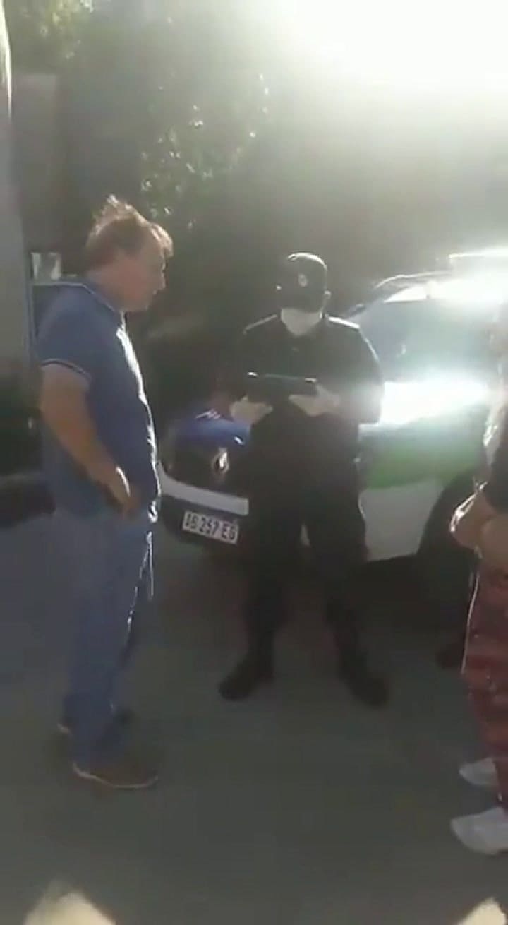 Hizo que la empleada doméstica se escondiera en el baúl del auto para entrar a un country