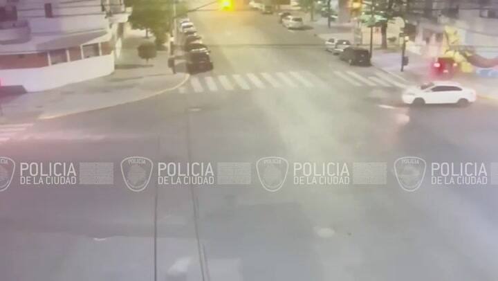 El video del choque entre el taxi y el auto en Villa Urquiza