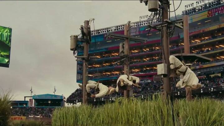 El momento en el que estallan los postes de luz simbolizando la debilidad de la infraestructura energética de la isla