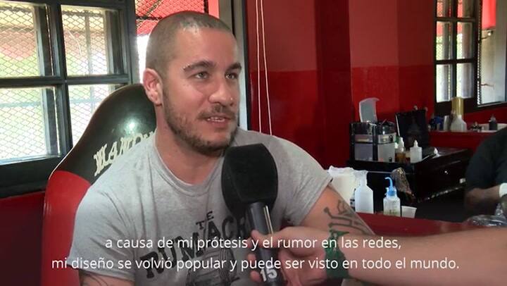 Perdió el brazo a los 10 años y hoy es uno de los mejores tatuadores del mundo - Fuente: Télam