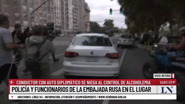 GIF El Diplomático Ruso Atrincherado En Su Auto Se Fue A La Embajada Y Ahí La Realizaron El Test