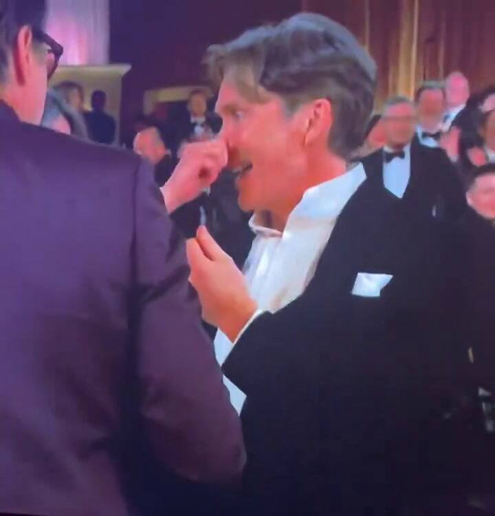 Ganó cillian murphy y la mujer le dejó todo el labial en la cara