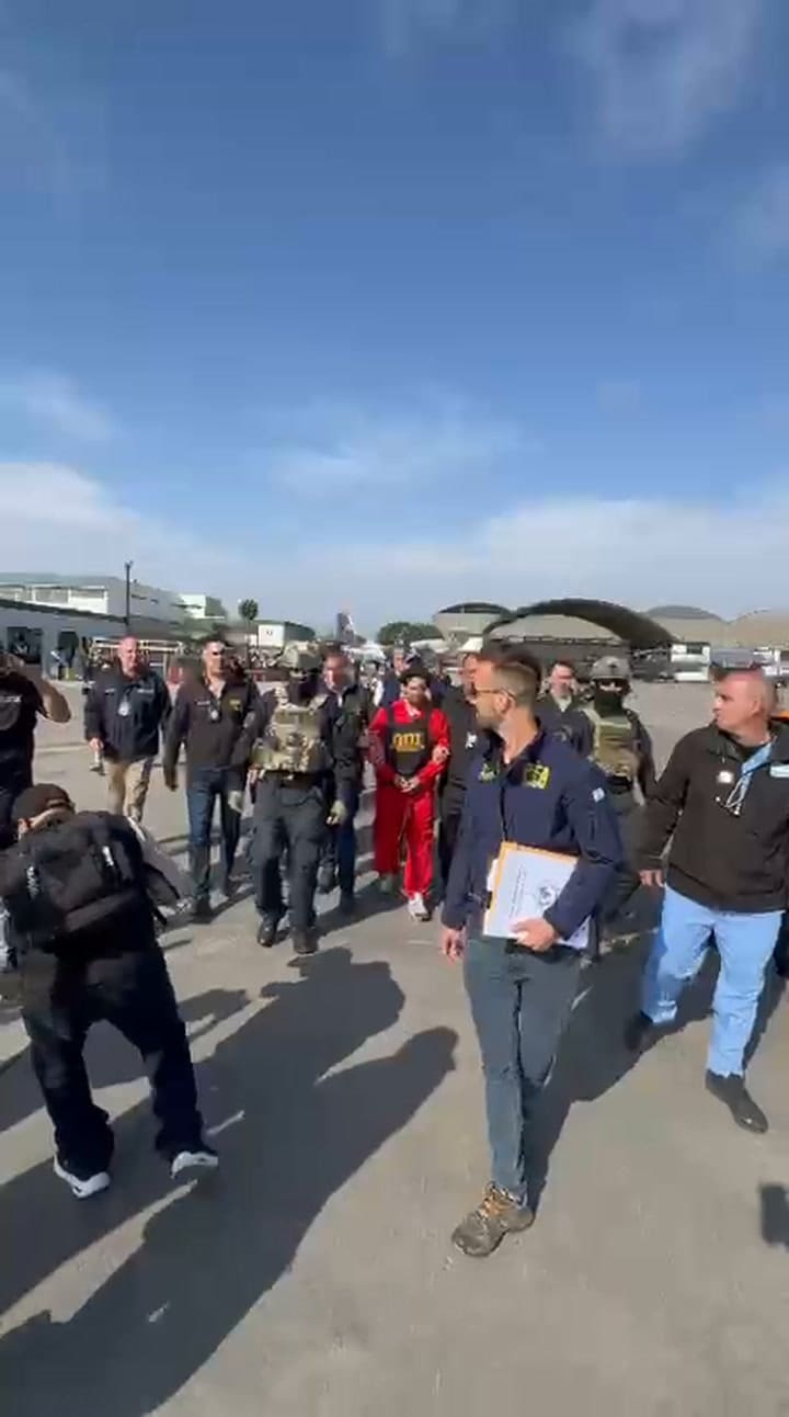 Así trasladaban a Ozorio hasta el avión de la Fuerza Aérea Argentina en Perú