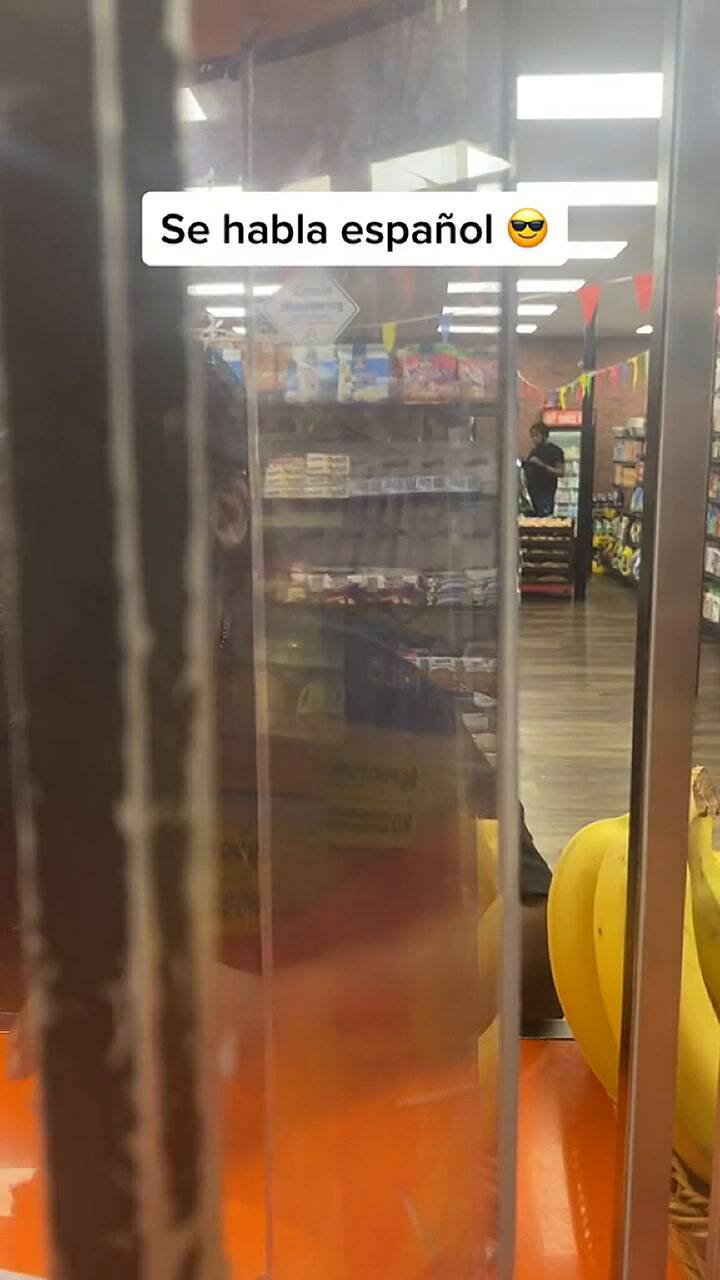 Hombre 'afro' intenta hablar español al comprar en una tienda