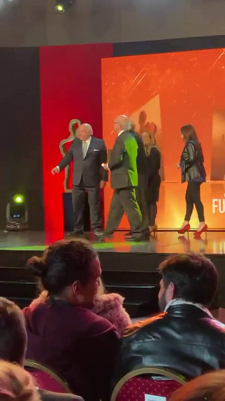 Pablo Sirvén recibe el premio FundTV por Hablemos de otra cosa