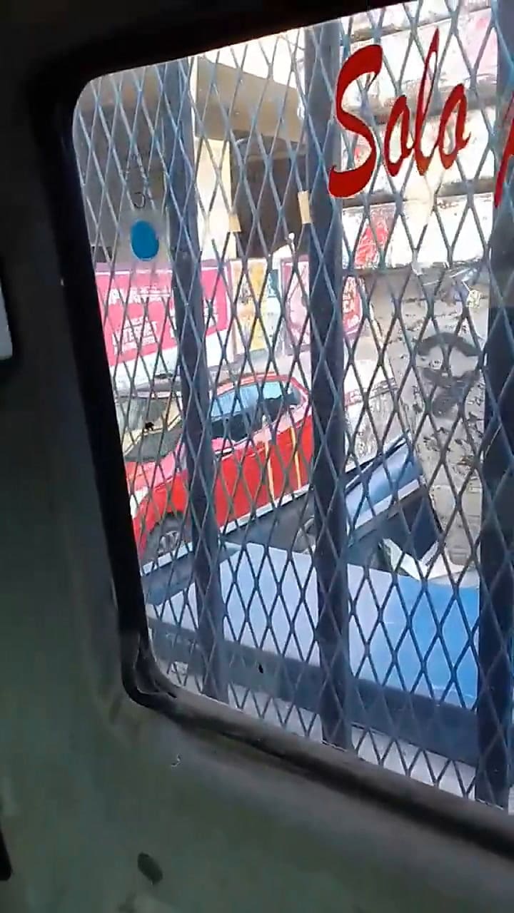 Se hartó de los autos mal estacionados y realizó algo que tomó por sorpresa a todos