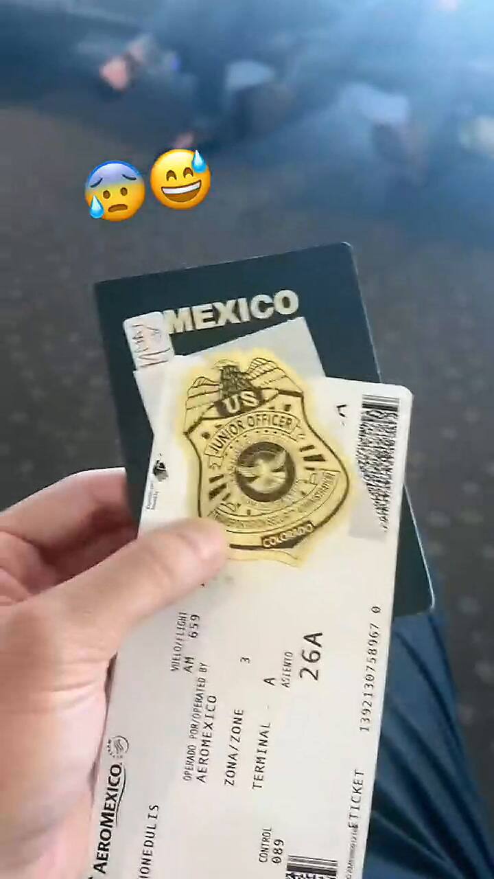 Le dieron un sticker en el aeropuerto y este es su significado