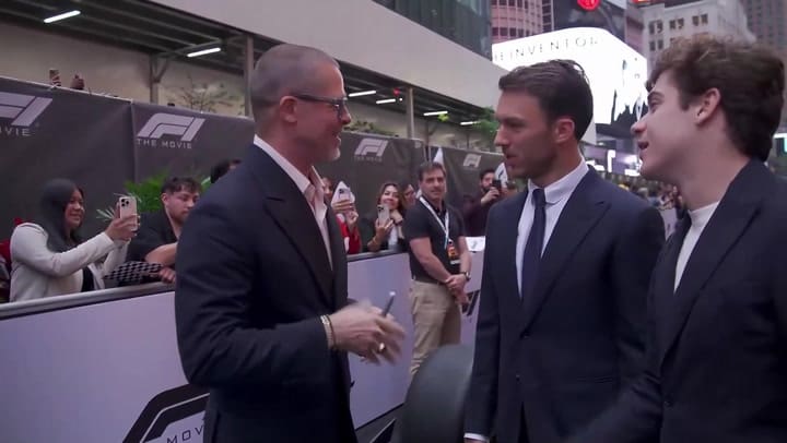 Franco Colapinto saludó a Brad Pitt en Times Square