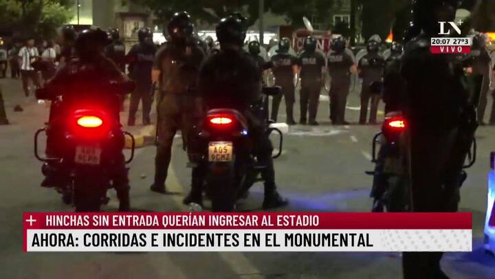Incidentes en las afueras del Monumental: hinchas sin entradas quisieron entrar al estadio