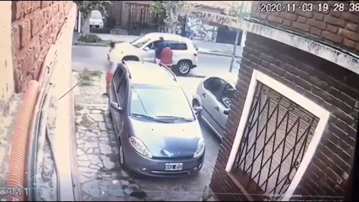 Les roban el auto, pero les dejan bajar la silla de ruedas