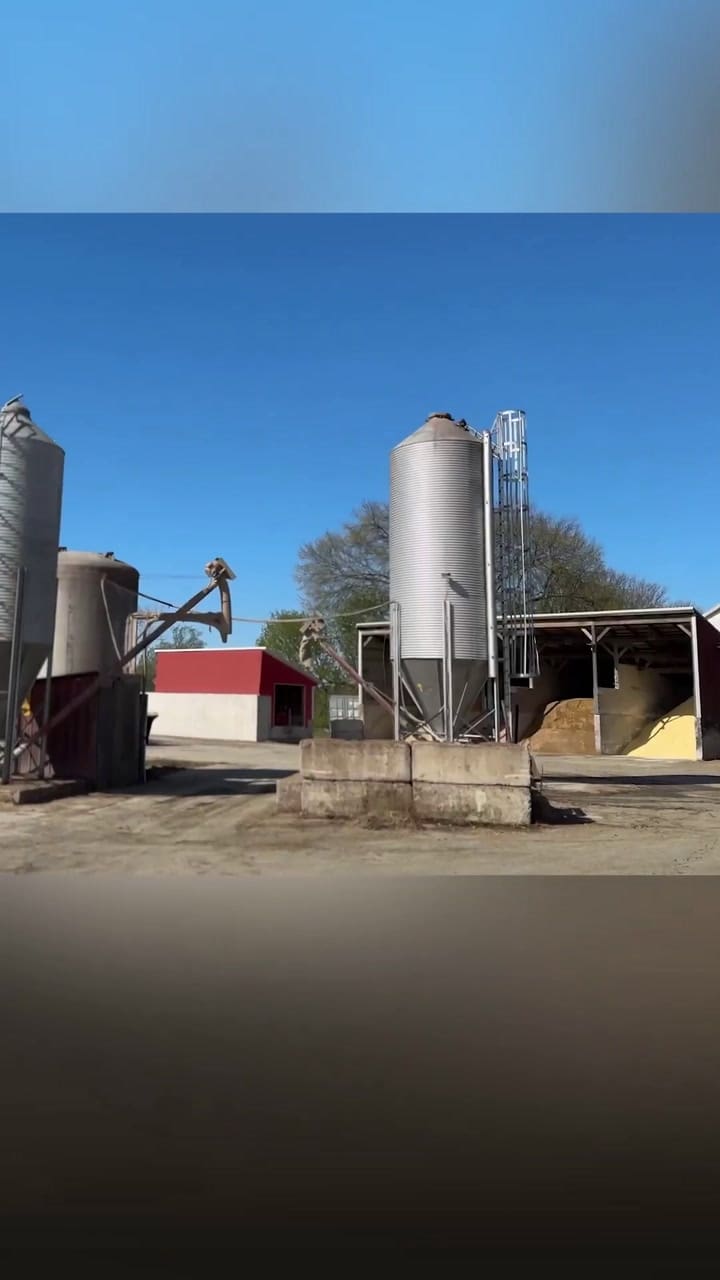 La gobernadora Hochul habló de los altos precios de los seguros para autos en el campo