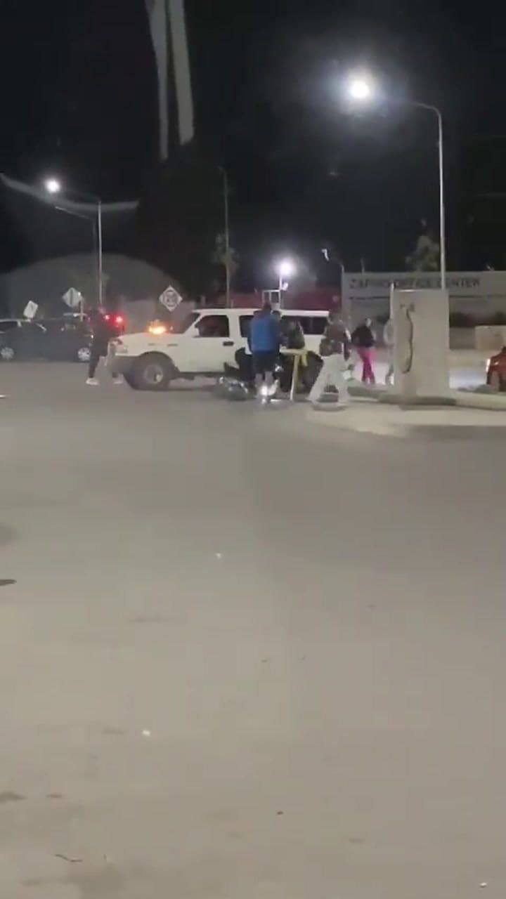 Así fue el momento en que los motociclistas agredieron a los agentes de tránsito