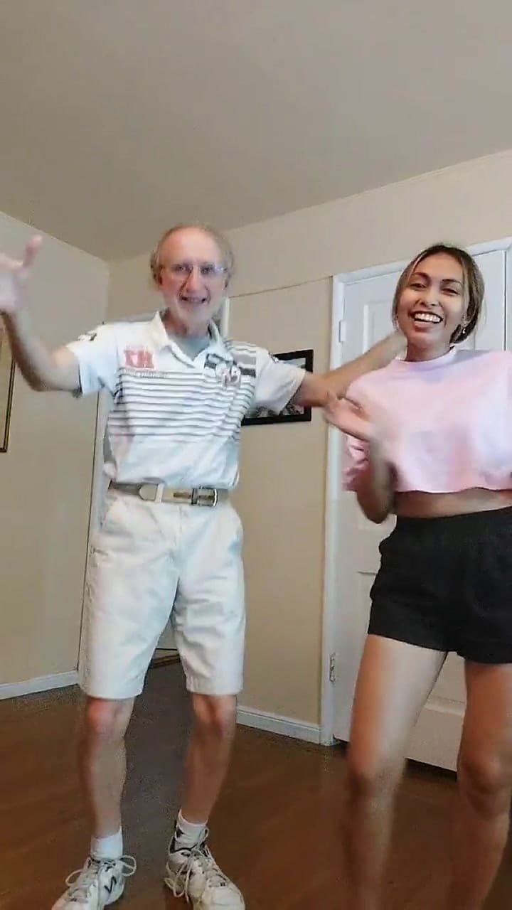 Alguno de los videos que la pareja sube en TikTok