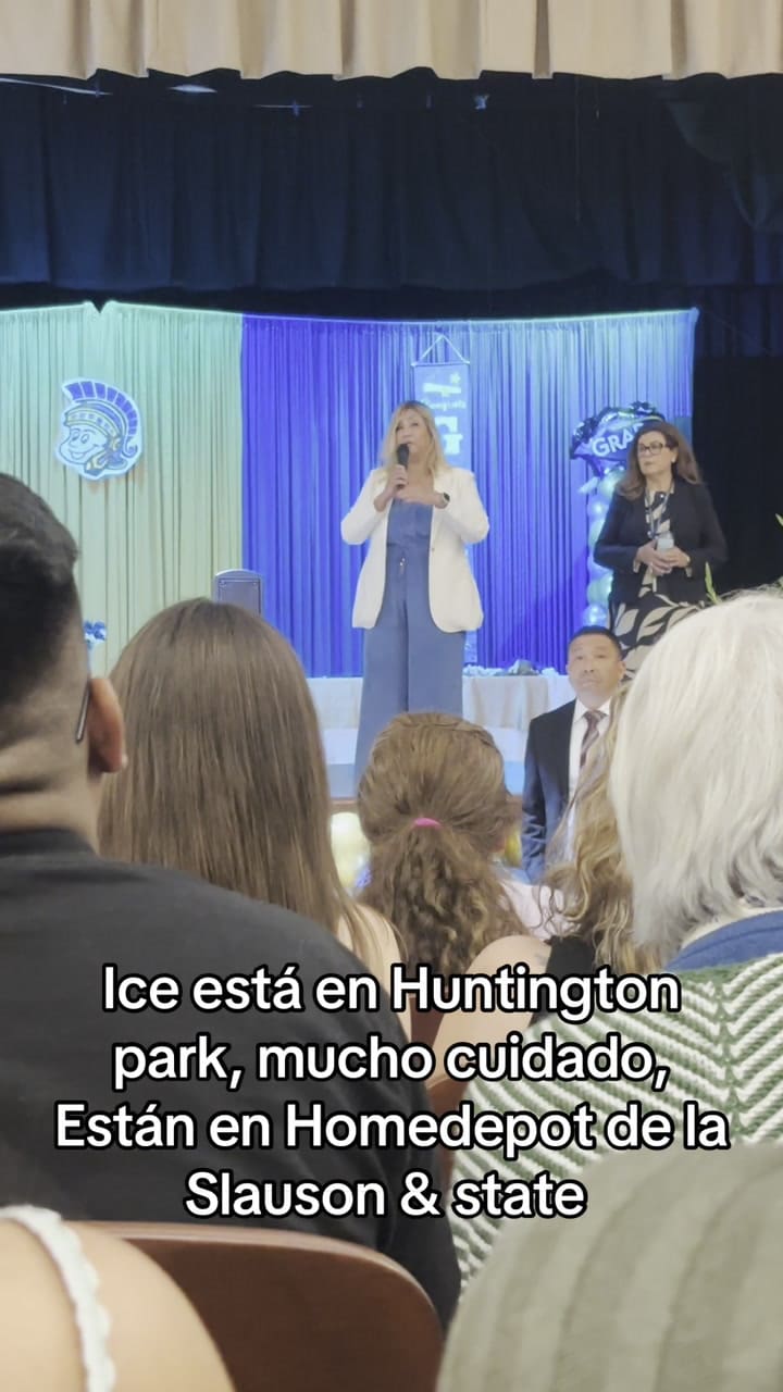 Maestra advierte sobre ICE en graduación