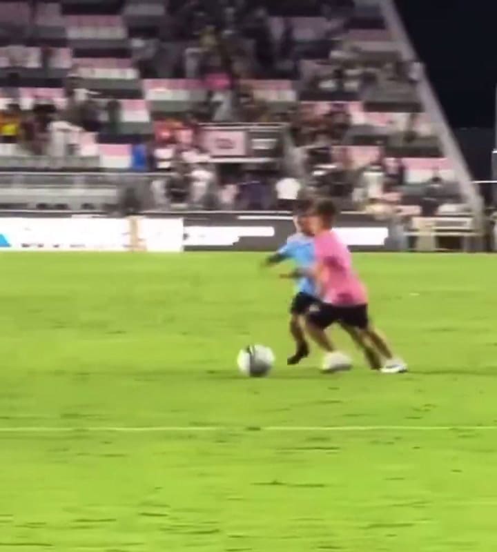 Ciro Messi tiró un caño y desparramó rivales en un picadito