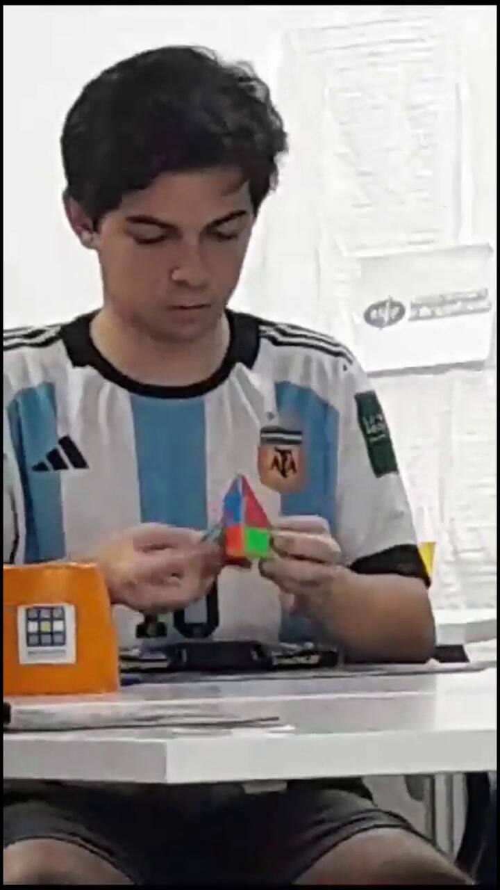 Hazaña argentina: un joven de 17 años armó un Rubik en menos de un segundo y rompió un récord sudame