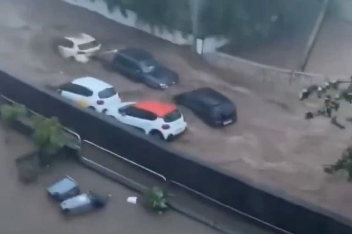 (GIF) La isla francesa de Reunión sufre inundaciones por un ciclón tropical