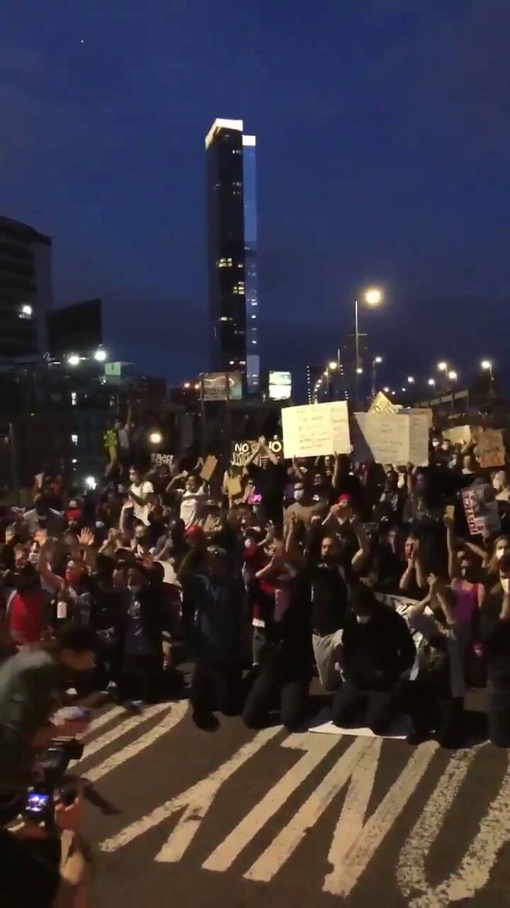 La protesta pacífica con cientos de manifestantes en puente de Manhattan rodeados por la policía