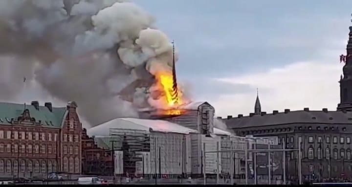 Se incendió la Bolsa de Valores de Dinamarca
