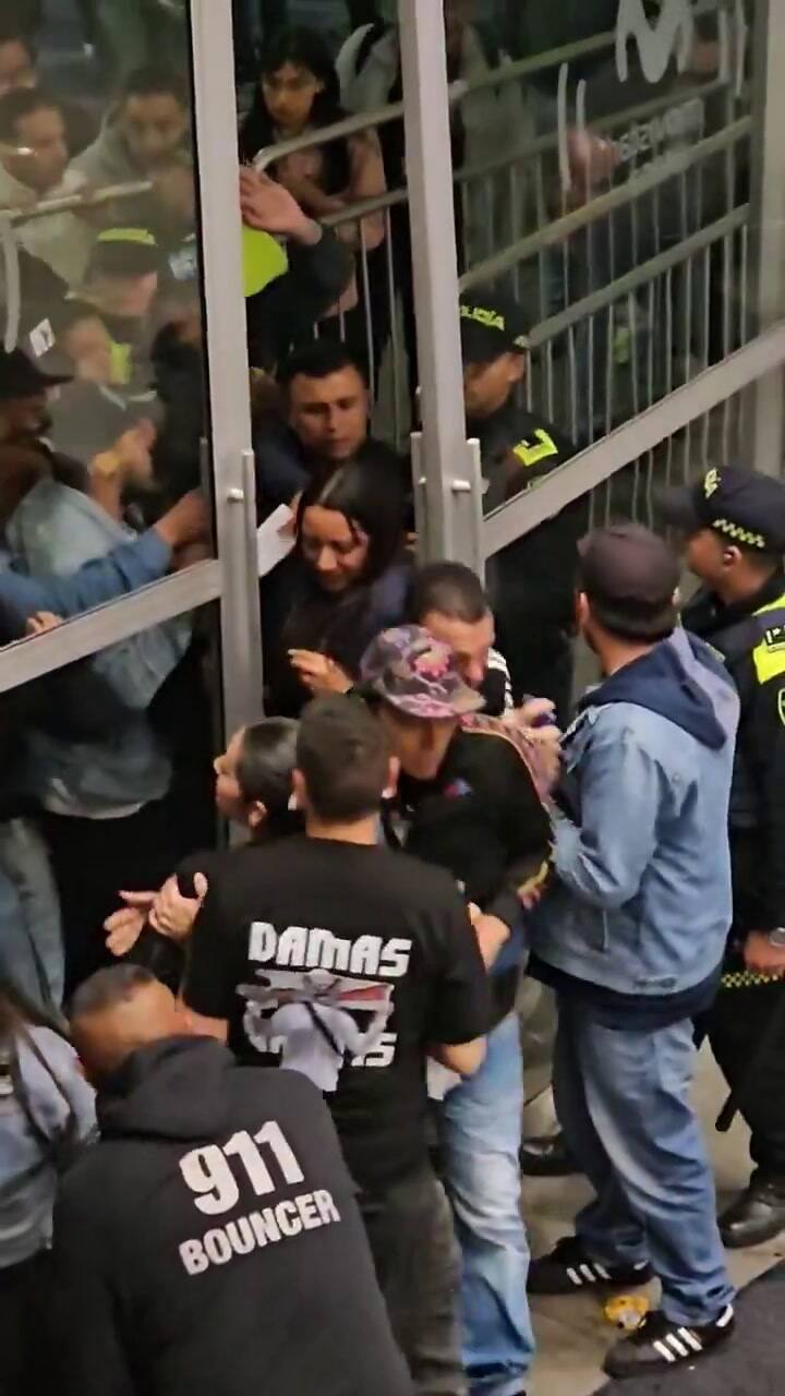 Batalla campal y descontrol en un recital de Damas Gratis en Colombia: hay al menos un muerto
