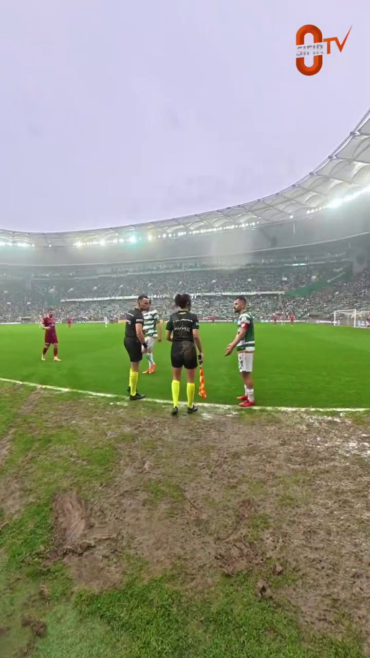 El cruce entre dos jugadores que derivó en la caída de la jueza en un partido de Turquía