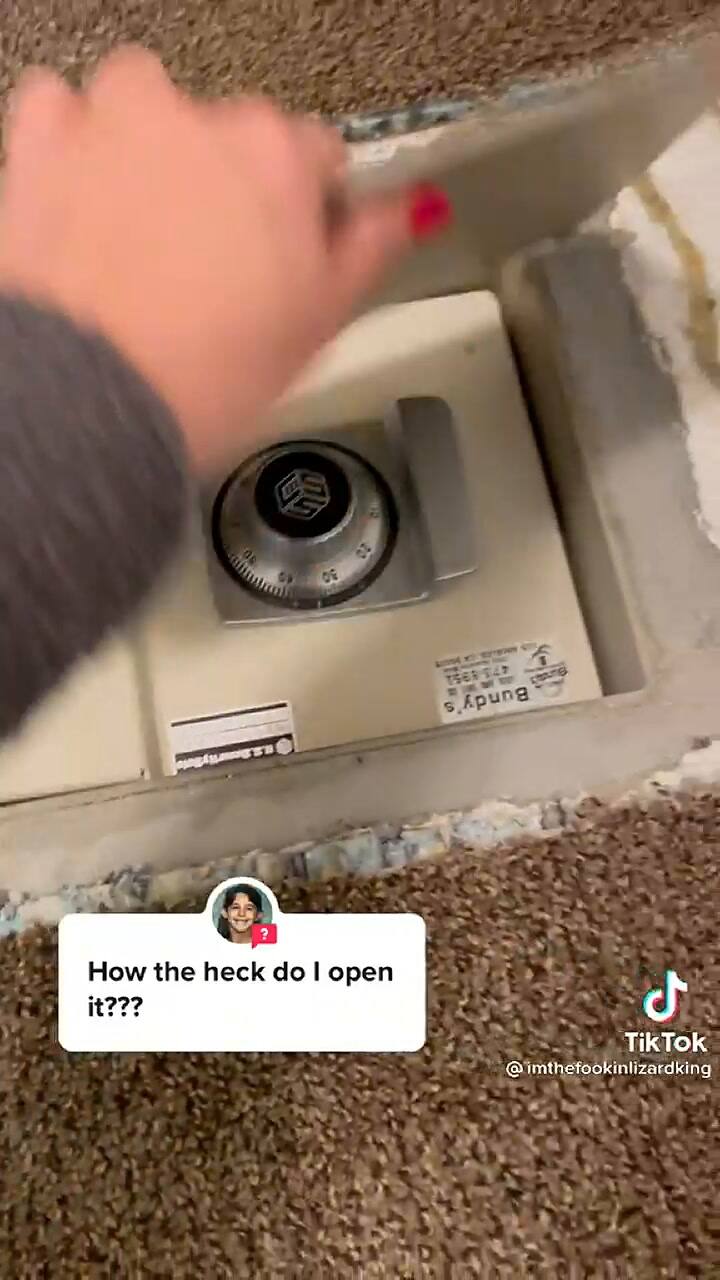 Descubrió una caja fuerte debajo de la alfombra de su casa