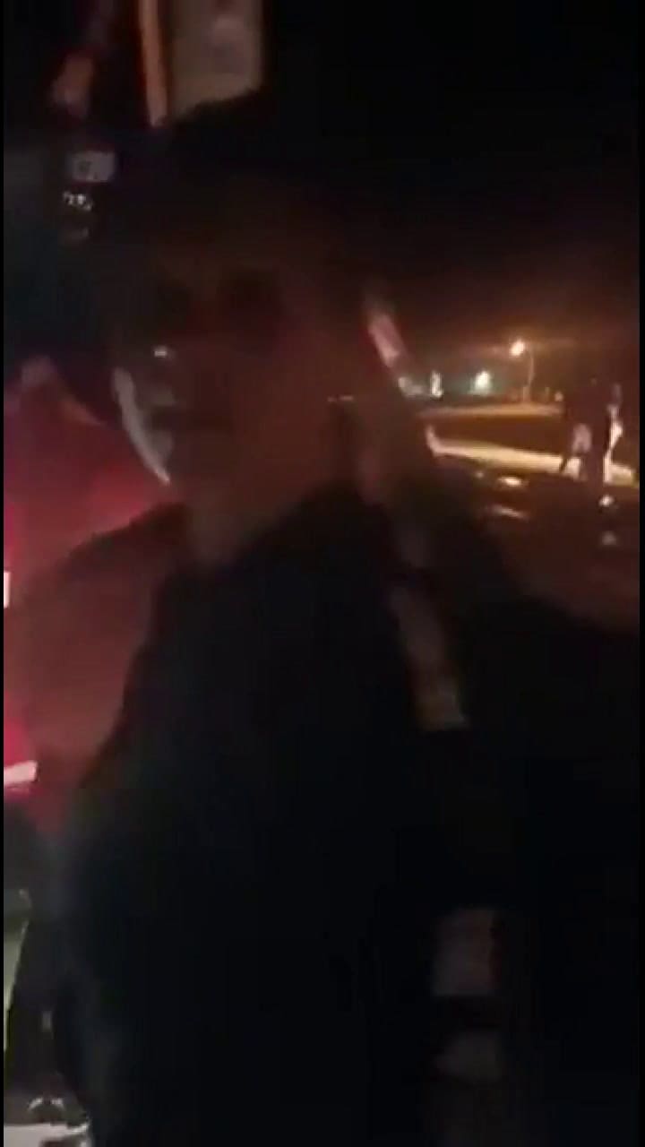 El momento en que se acerca un segun micro para ayudarlos