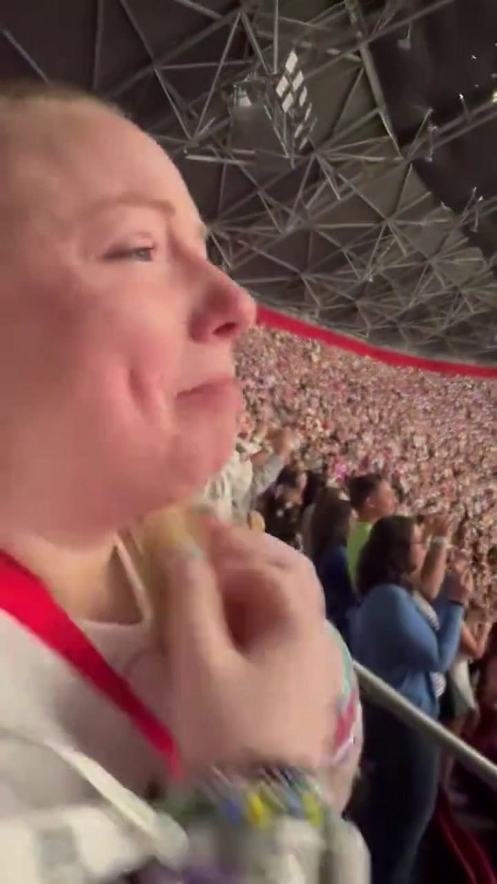 Fan De Taylor Swift Conmueve Al Escuchar Su Musica Por Primera Vez