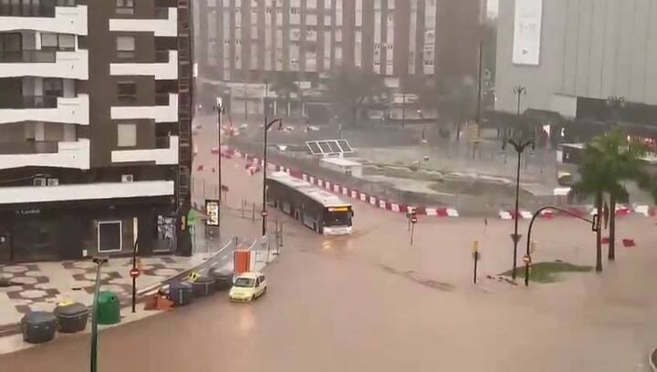 Calles totalmente inundadas en áreas centrales de Málaga