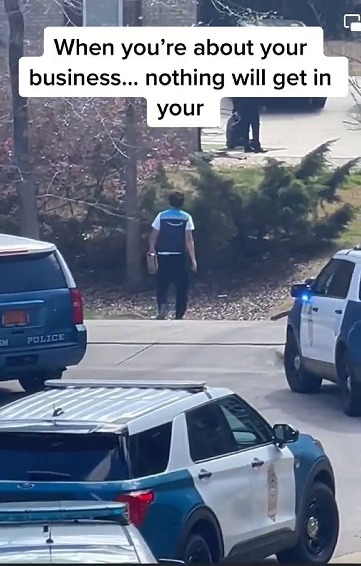 Un repartidor de Amazon entregó un paquete en medio de un operativo policiaco