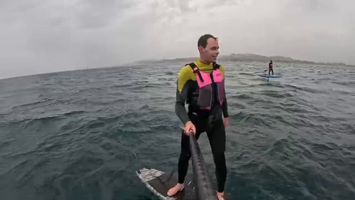 Dos surfistas fueron perseguidos por un tiburón blanco y temían lo peor
