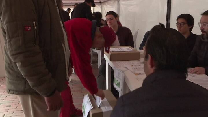 Candidatos presidenciales votan en una polarizada Colombia - Fuente: AFP