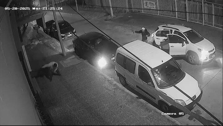 Fueron a robarle el auto a una mujer y los corrieron a sillazos