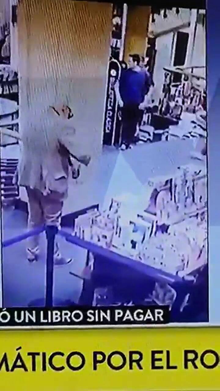 El momento en el que el embajador de México roba un libro en una famosa librería