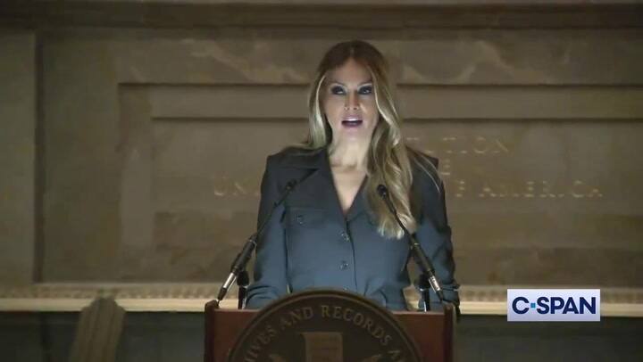 Melania Trump se dirigió a 25 ciudadanos recién naturalizados en los Archivos Nacionales en Washington