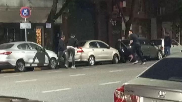 El momento de la pelea a la salida del boliche en Palermo