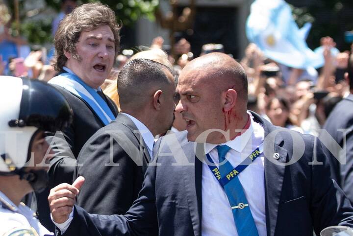 El momento de la agresión a Milei; buscan al hombre que le tiró el botellazo