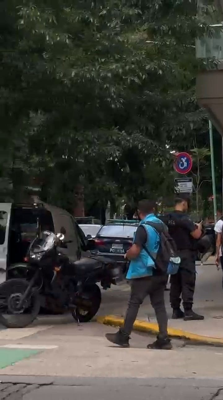 Operativo de seguridad en la Casa de Adorni