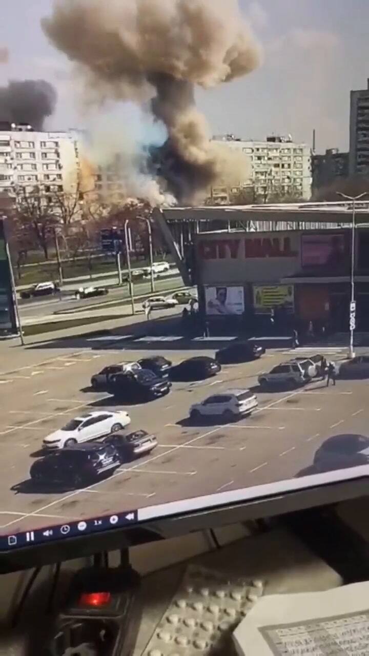 Así cayó un misil ruso sobre un edificio residencial en Zaporiyia