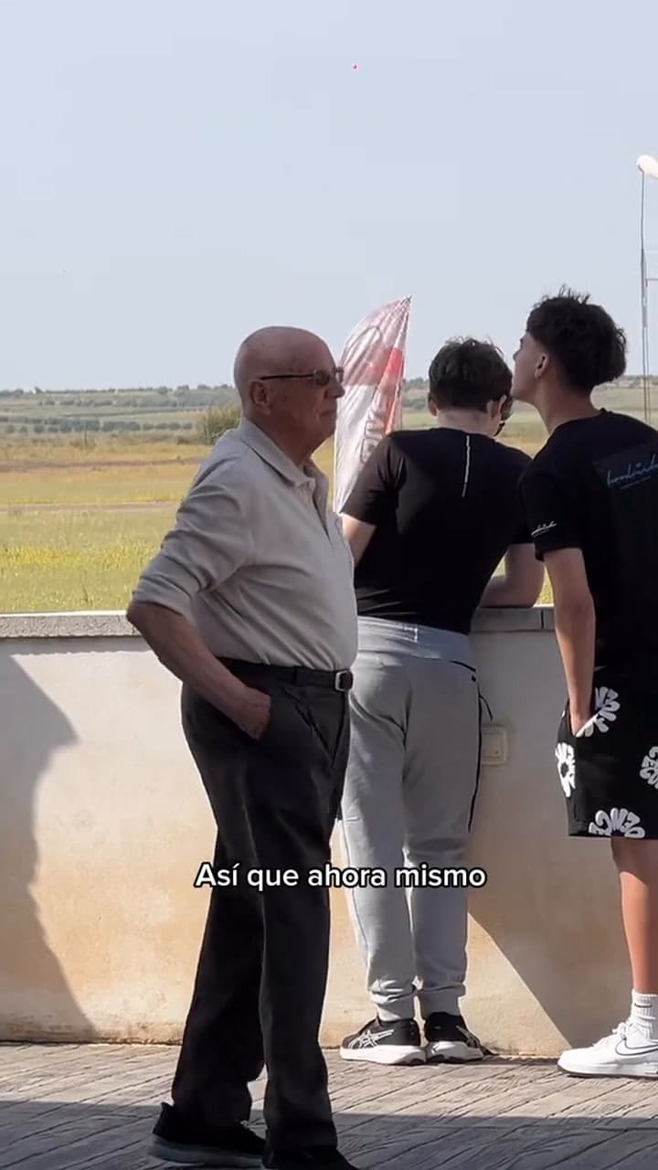 Un abuelo decidió tirarse por primera vez en paracaídas