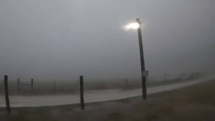 El dramático momento en que una pareja huyó de su casa en Texas para refugiarse del tornado