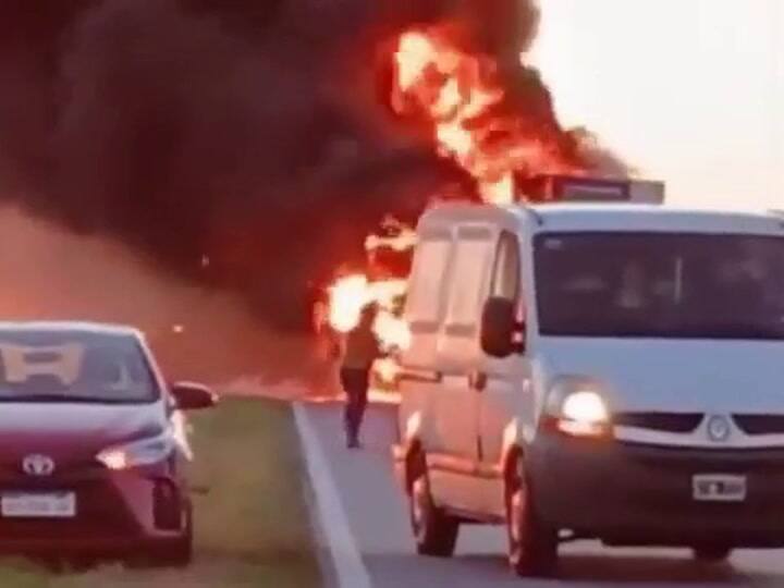 El camión incendiándose