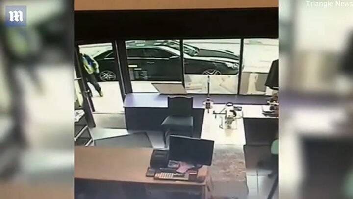 Dos hombres se salvan de milagro de ser arrollados por un auto