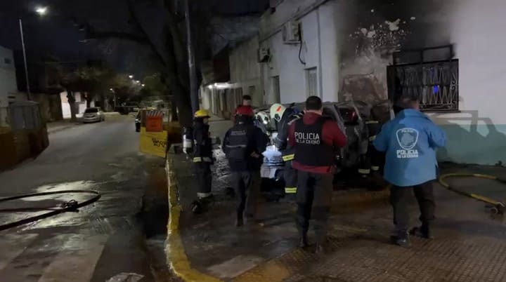 Viajaban en un auto robado e intentaron escaparse de la Policía: chocaron contra el frente de una casa en Soldati