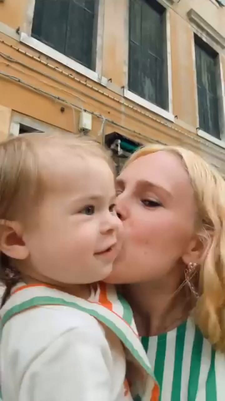 Rumer Willis comparte fotos y videos en redes sociales con su hija Louetta