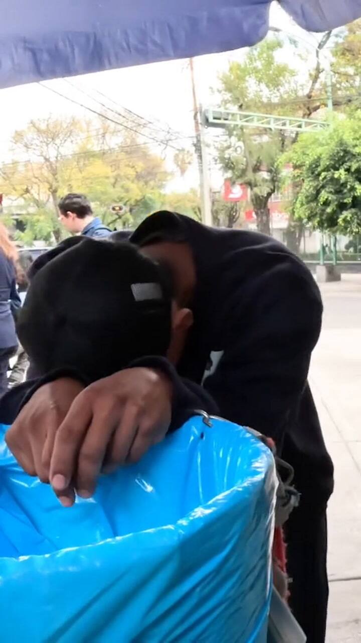 Un hombre recibió un viaje a Francia por parte de un influencer