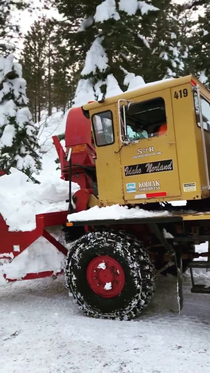 Jeremy Renner fue capacitado por los bomberos para utilizar máquinas quitanieve
